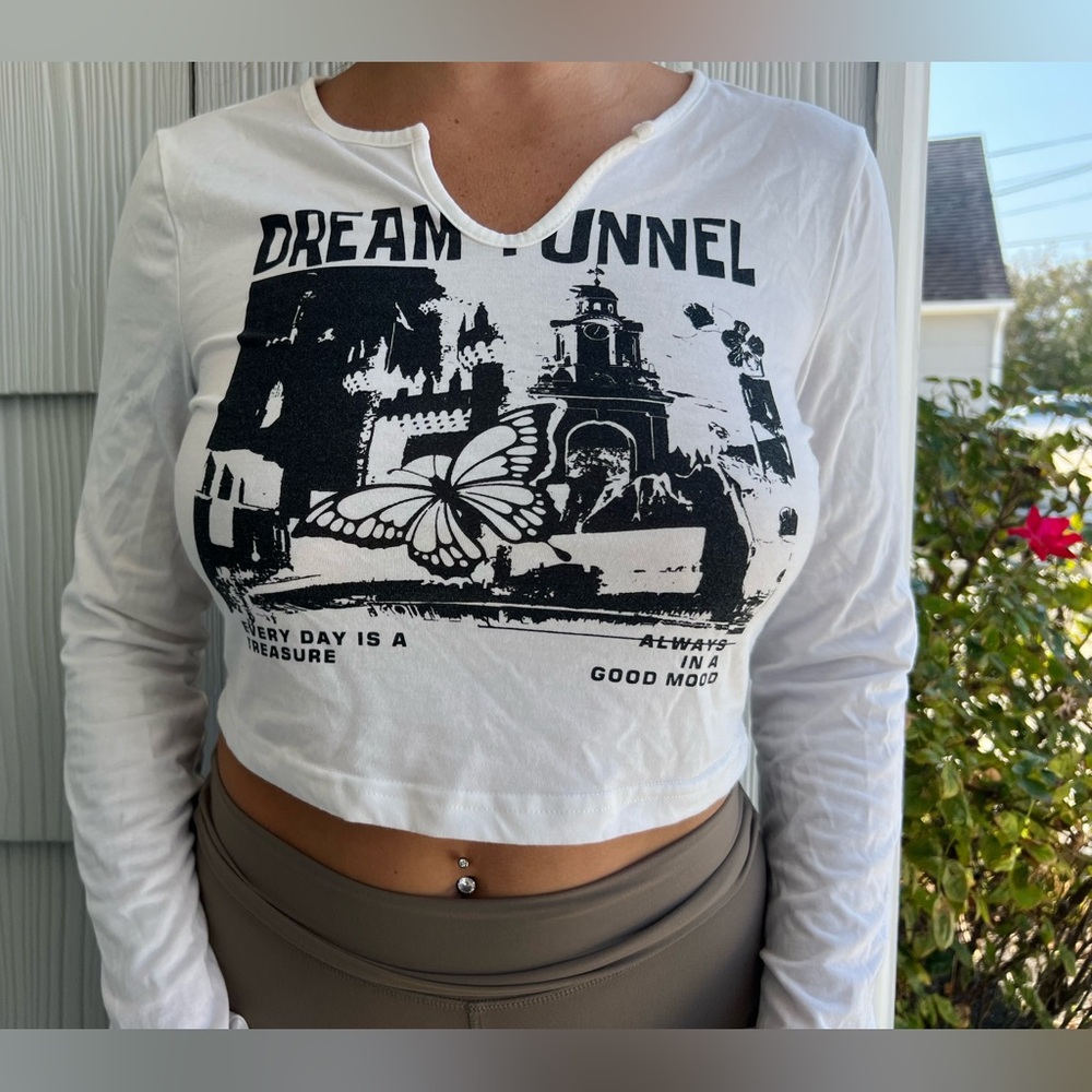 dream tunnel long sleeve graphic crop tee 🖤